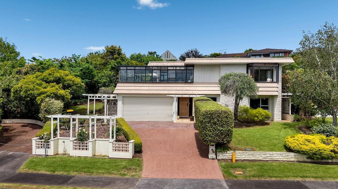 31 Castleton Drive, Mellons Bay, sold by Angus Chan