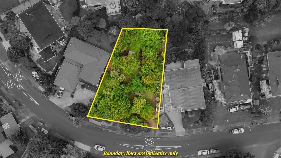 33 Castleton Drive, Mellons Bay, sold by Angus Chan