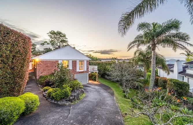 8 Pleasant Place, Mellons Bay, sold by Angus Chan