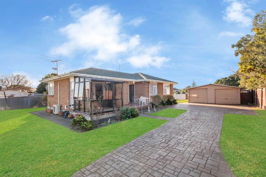 8 Warden Place, Māngere Bridge, sold by Angus Chan